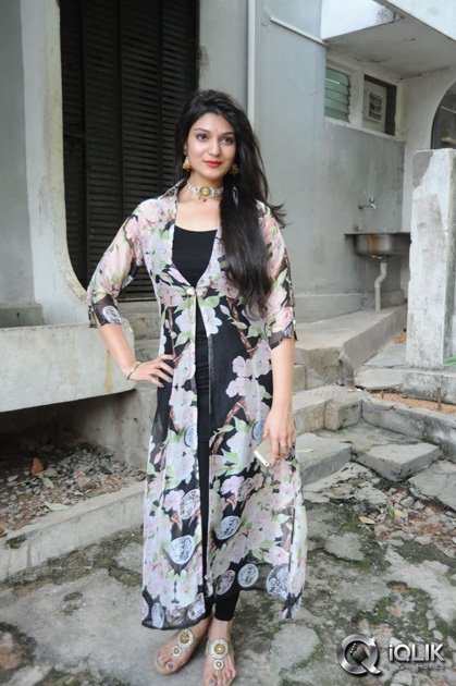 Siya-Gautham-at-Pilavani-Perantam-Movie-Opening